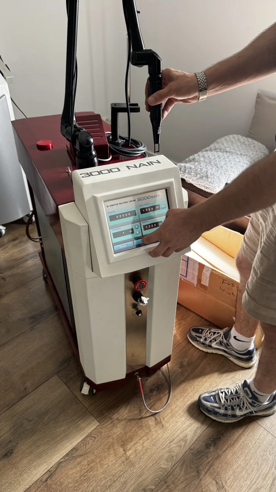 Включённый 3000 NAIN с работающим экраном и оптическим манипулятором