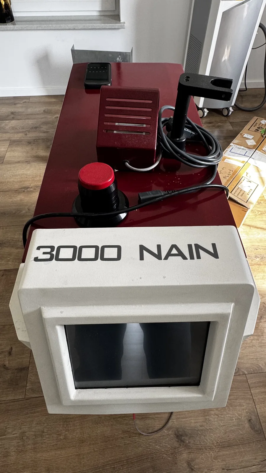 Panel sterowania, oznaczenie 3000 NAIN i akcesoria na obudowie