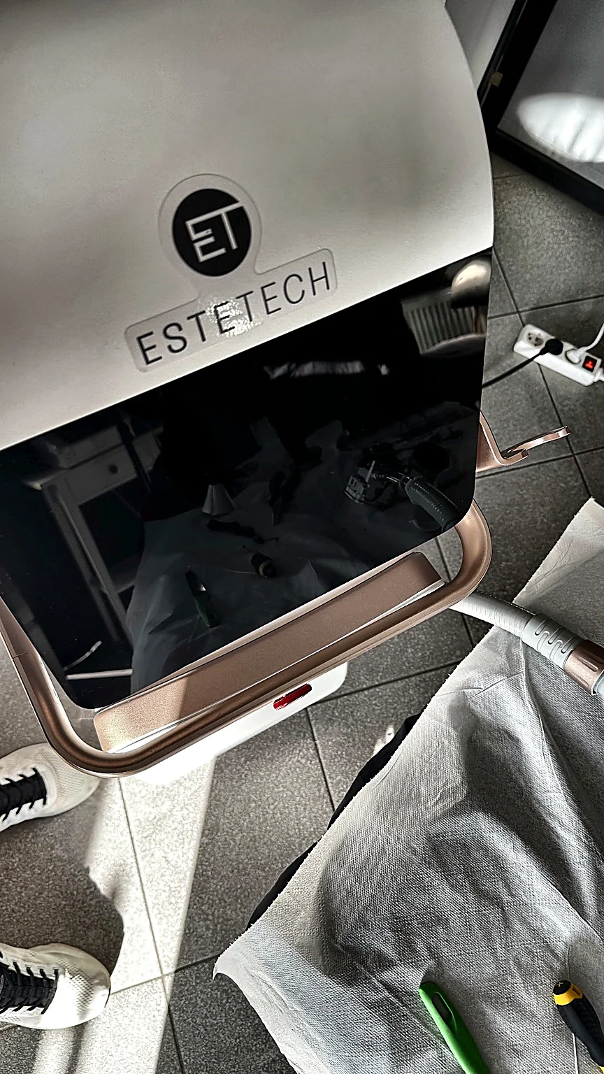 Obudowa aparatu laserowego z oznaczeniem ESTETECH podczas serwisu w Poznaniu