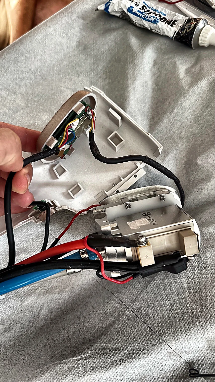 Wnętrze głowicy ESTETECH z płytką elektroniczną, okablowaniem i przyłączami