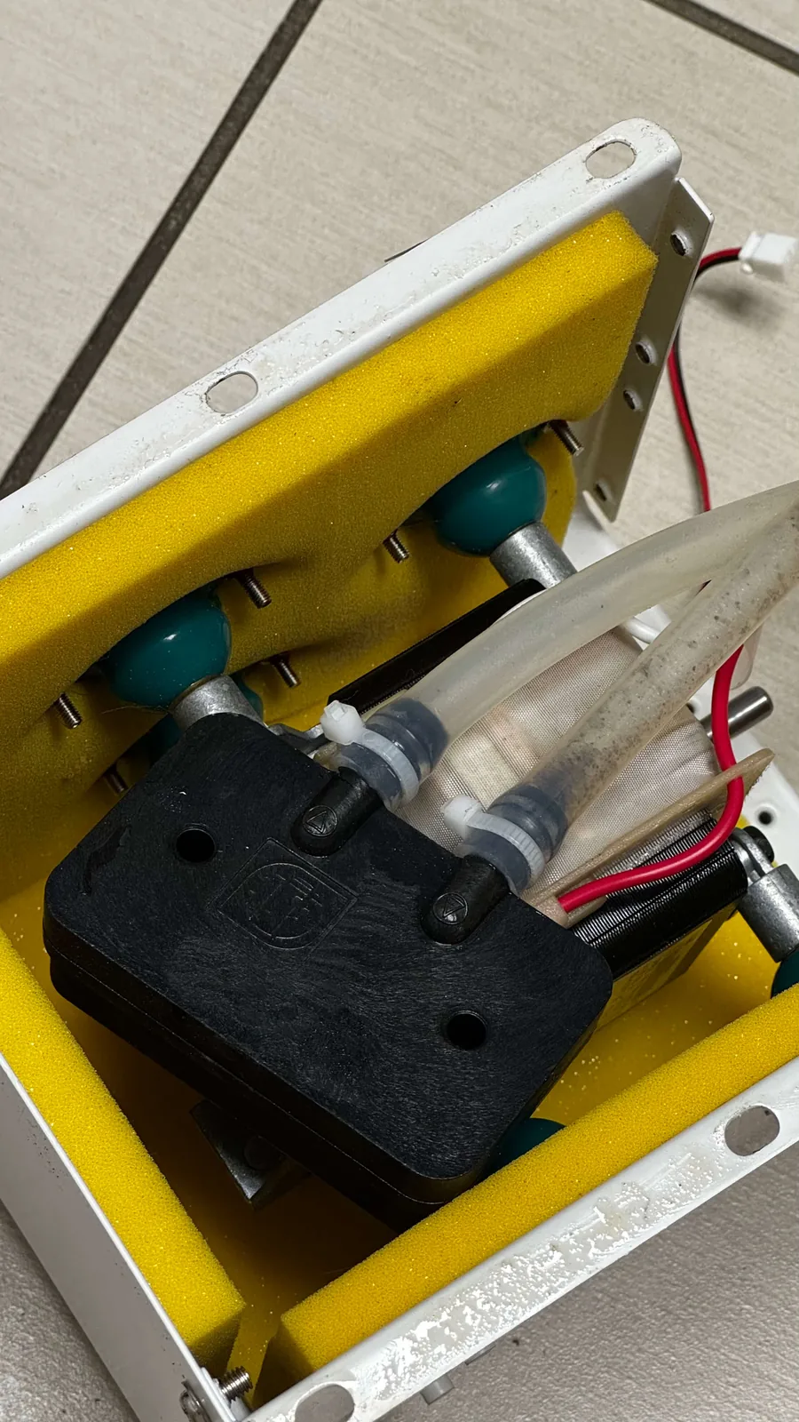 Repairing the vacuum pump of a Multipolar RF aesthetic device