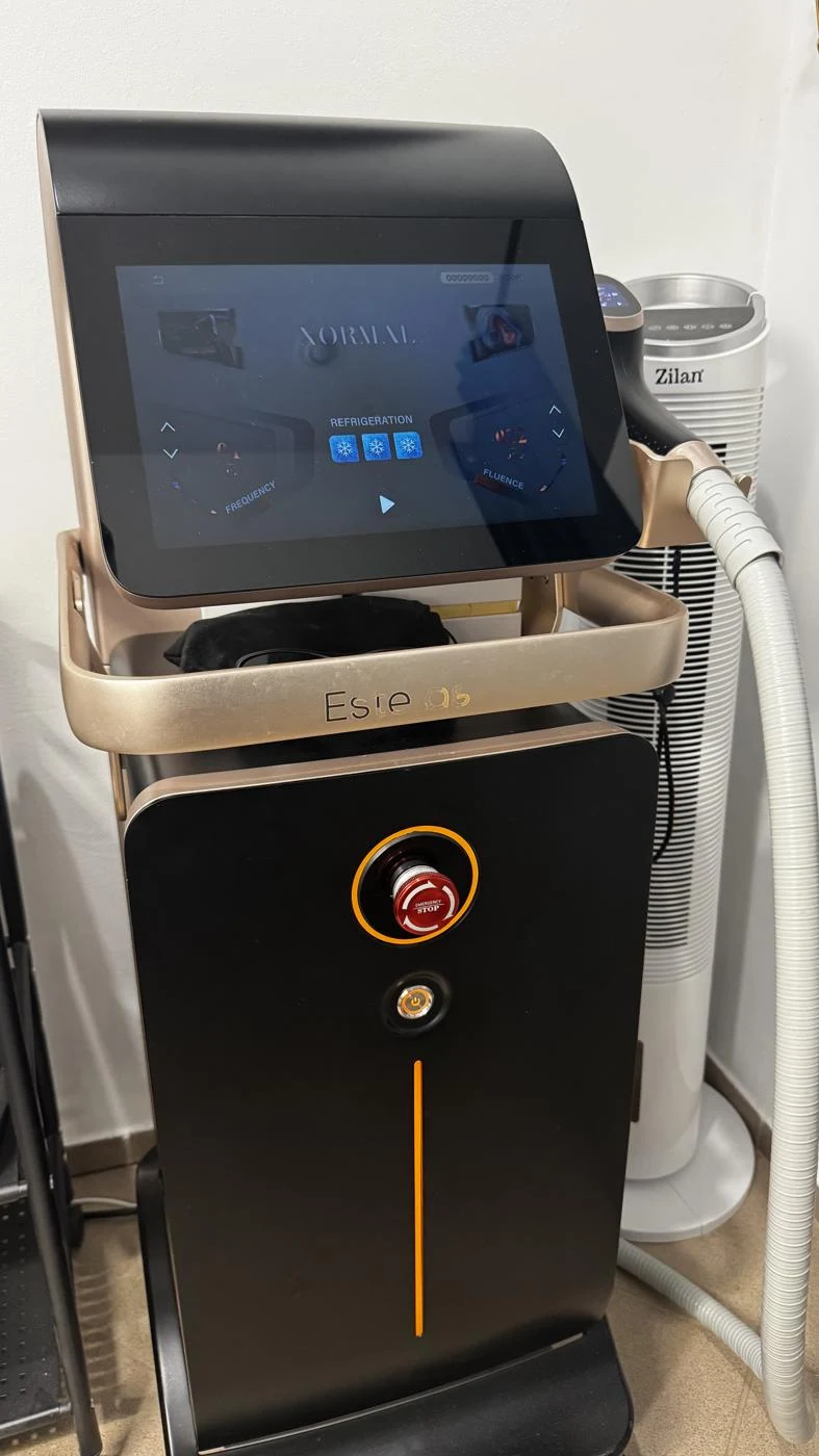 Laser ESTELASE POWER P-808L z włączonym panelem sterowania