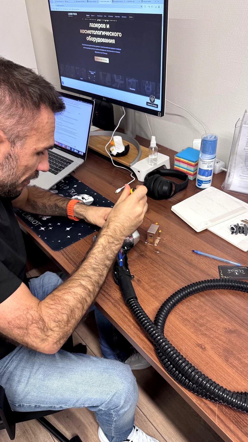 Specjalista Laser Tech Service przy rozebranej manipule laserowej